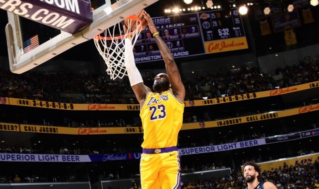 开云体育移动版-詹姆斯21+10+12三双 湖人全队六人得分上双轻取奇才