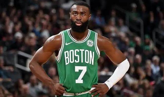 开云体育下载-末节吹响反扑号角 杰伦·布朗乃季后赛第四节之王