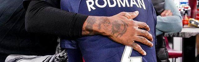 开云体育移动版-美国足球界的朱自清 《记我和我的父亲罗德曼》