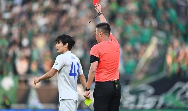 开云体育下载-申花1比1战平浙江队，杨皓宇赛后被球迷质疑，直言他以后别上了