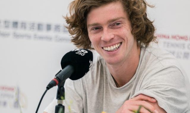 开云体育下载-卢布列夫：我会学着对自己好一点 尤其我的左膝