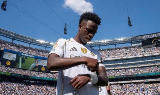 开云体育移动版-续约？耗着？今夏转会？西媒：维尼修斯不开心