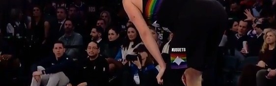 开云体育移动版-让人揪心！约基奇无对抗应力性摔倒&amp;掘金喊暂停 好在无碍继续打