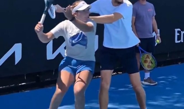 开云体育官网-外网网友对比小安娃与梅总正手慢动作，这其中很多道理引人深思