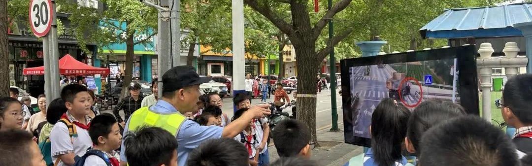 开云体育入口-多地严查电动车接送学生：鼓励多生，但后座超载罚款！接娃怎么办