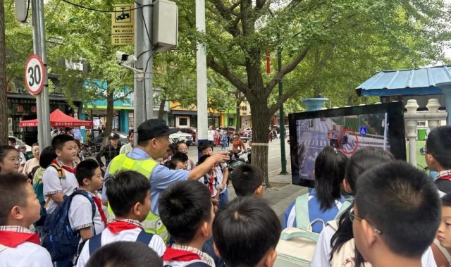 开云体育入口-多地严查电动车接送学生：鼓励多生，但后座超载罚款！接娃怎么办