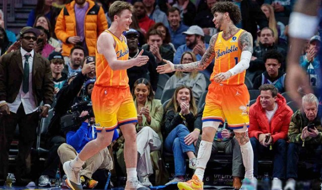 黄蜂三分线外暗流涌动，两人抢破头却没人喊加油|罗齐尔|鲍尔|三分球|波士顿凯尔特人队|特里-罗齐尔_新浪体育_新浪新闻