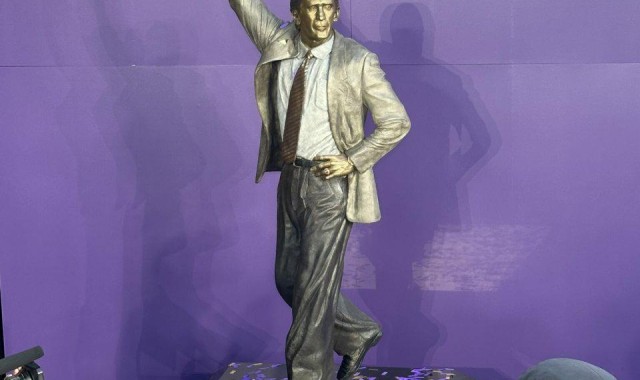 开云体育移动版-莱利湖人雕像正式揭幕！韦德到场祝贺 美媒调侃两人雕像差距明显