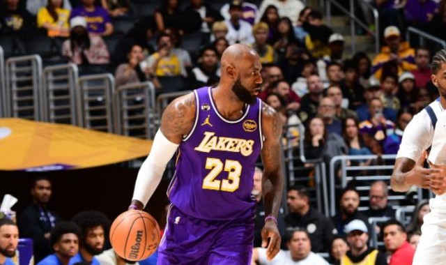 开云体育下载-詹皇霸气回应41岁砍三双：我仍能高水平打多个赛季