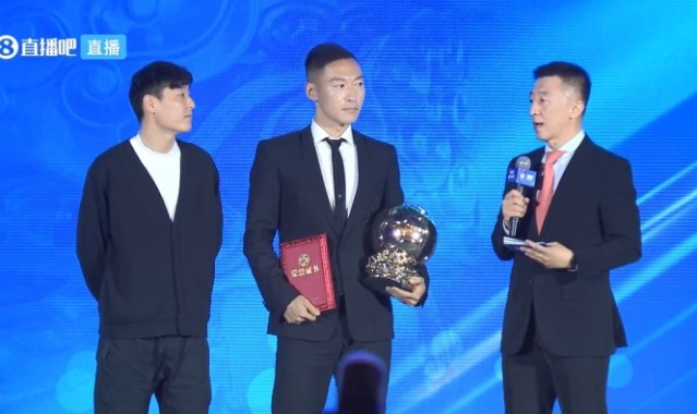 开云体育App-五届“中国金球奖”得主武磊为两届“中国金球奖”吴曦颁奖