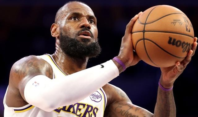詹姆斯决定不再牵动全联盟 三支球队等待湖人买断