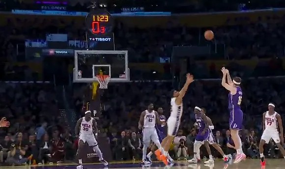 开云体育入口-里夫斯末节一个人打出8-0反超76人，湖人全场球迷高喊MVP