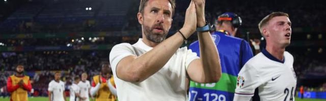 开云体育官网-索斯盖特躲开了砸向他的酒杯，但躲不开漫天骂声