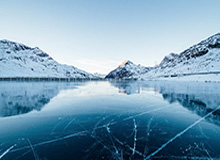圆梦，李梦与偶像詹姆斯交换礼物合影，场上同做霸王步庆祝